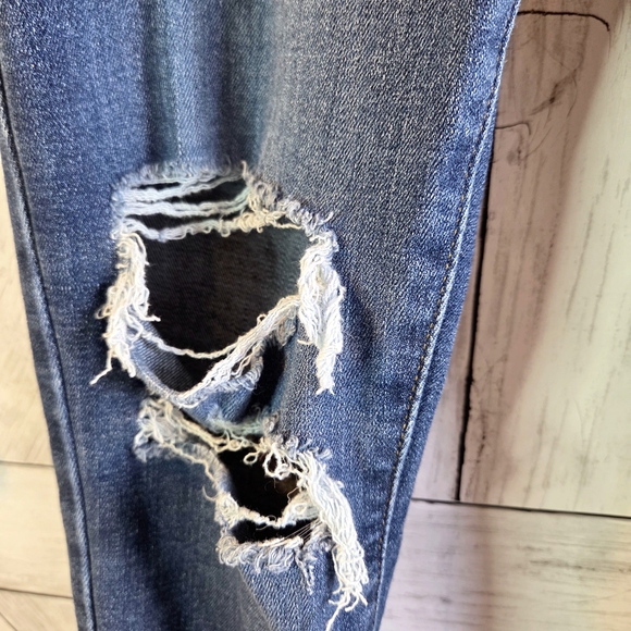 Levi's 721 High Rise Distressed Skinny Jeans - Picture 4 of 8